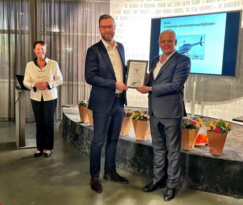 Deelnemer aan een leiderschapsprogramma tijdens een uitreiking op het podium
