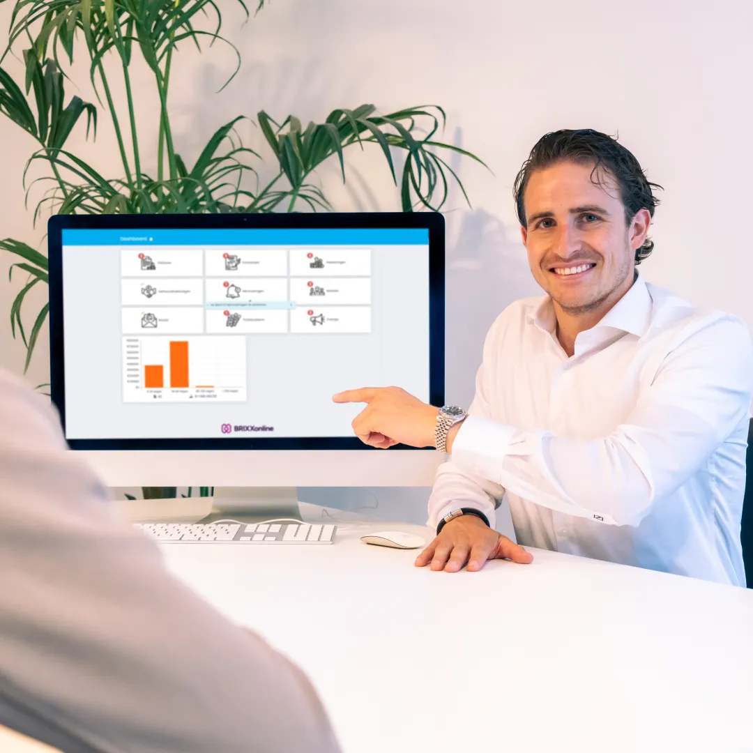 BRIXXonline visual met dashboard op een scherm